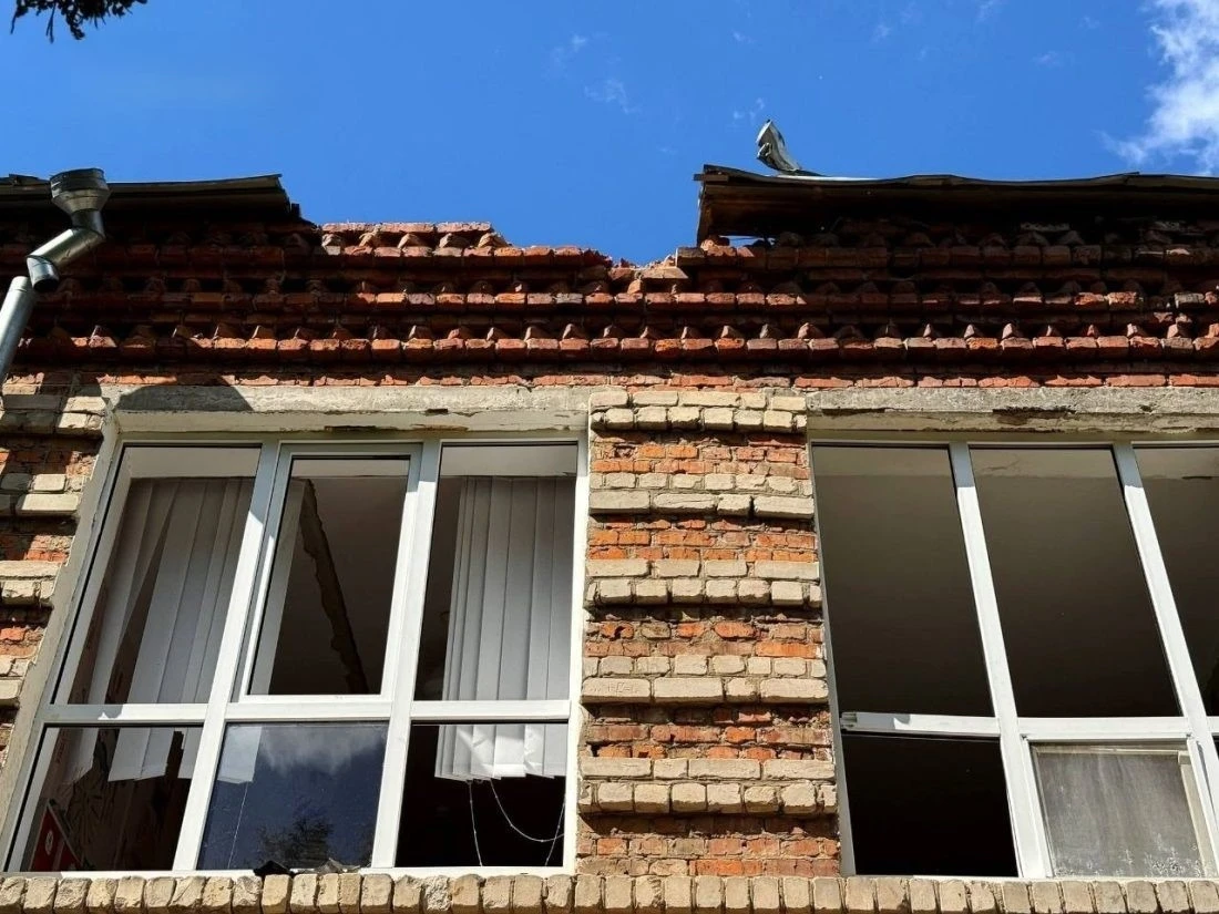 Російський дрон знищив дах дитсадка у Глухові