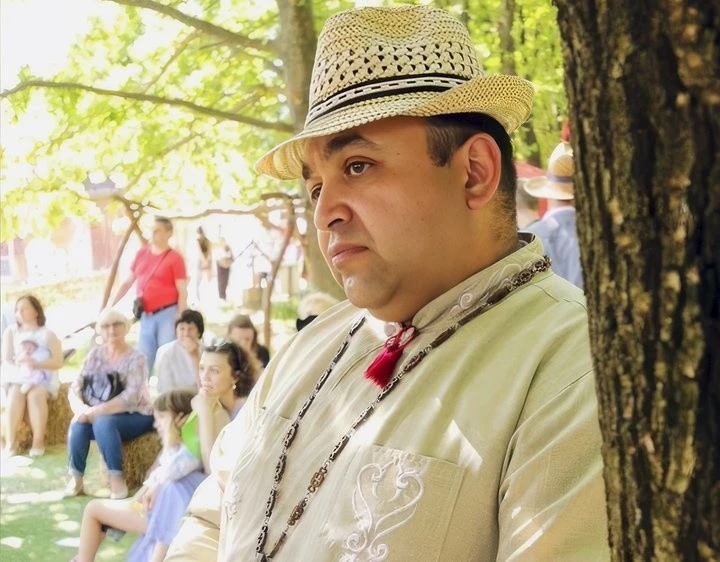 Чернівецький священник створює релігійне техно після важкої недуги та розмови у Ватикані