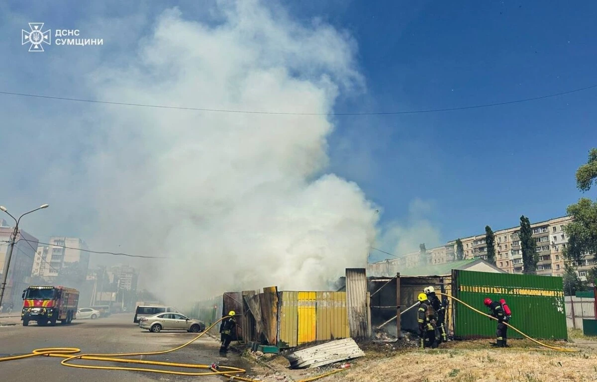 Надзвичайна подія у Сумах: вогнеборці впоралися з пожежею на ринку